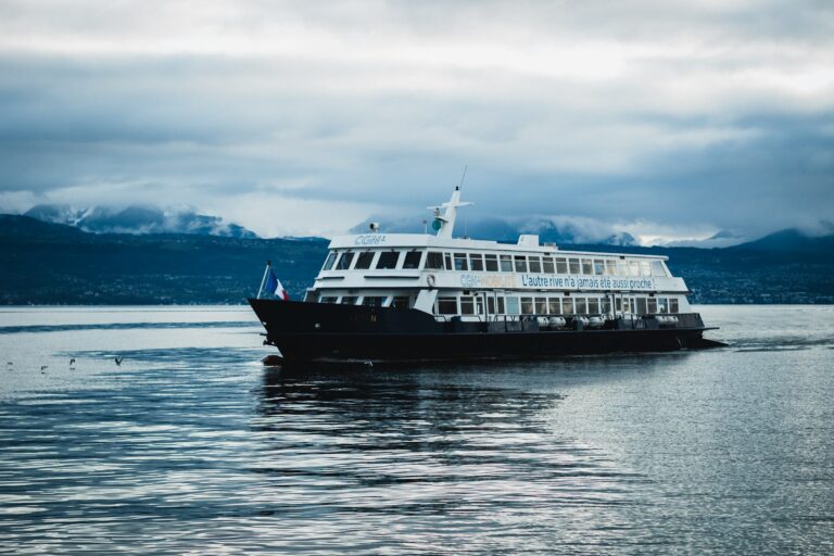 DAs Altersheim auf dem Schiff ist im Hafen verankert. Foto von Heyma Design auf Unsplash
