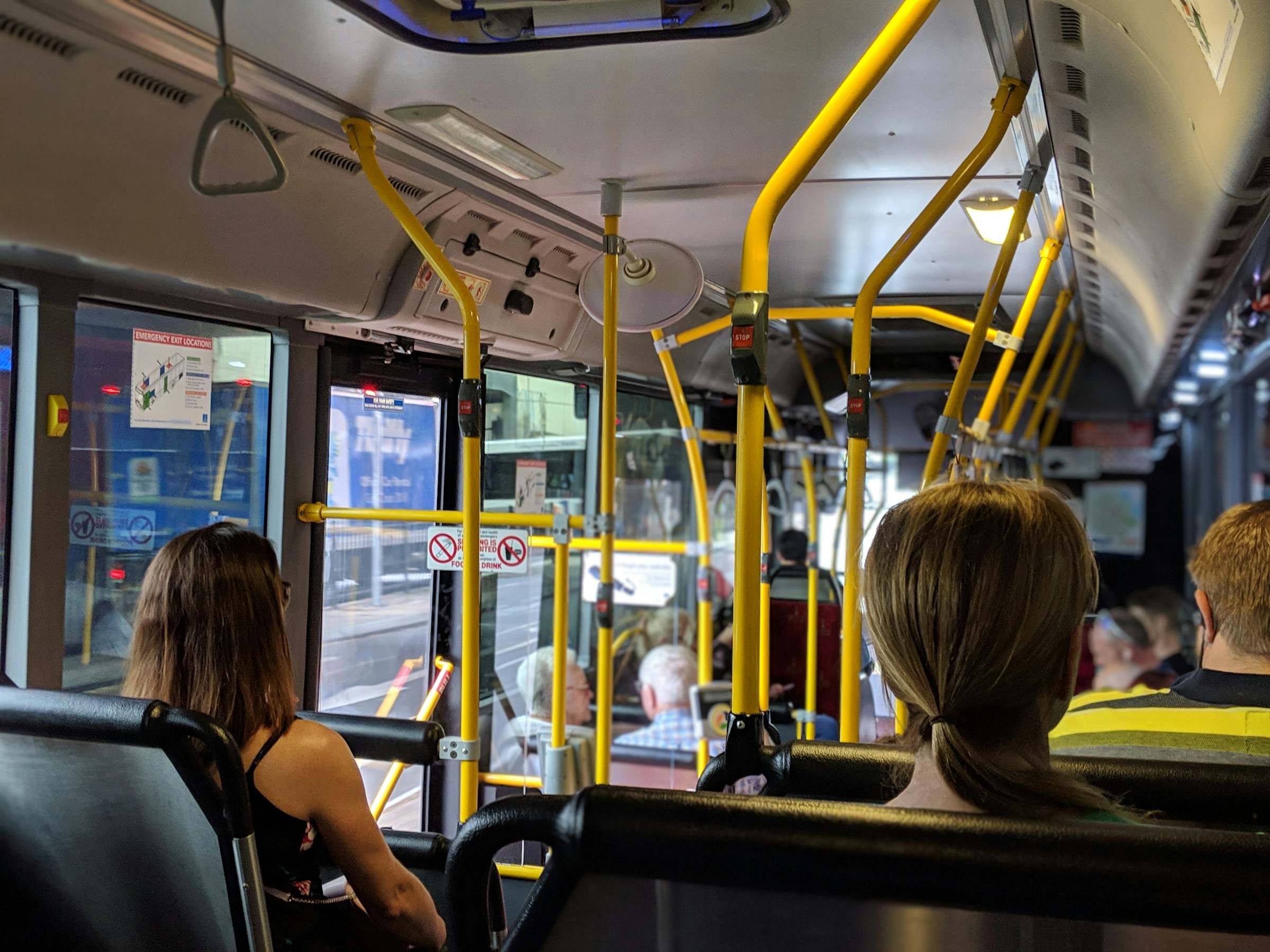 Schulbus von Busfahrer Justin. Foto von Mitchell Johnson auf Unsplash