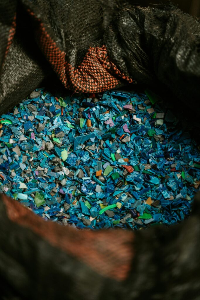 Im Recycling Prozess von Precious Plastic, wird Plastik nach Farben und Material geordnet und geshreddert. Bild Stijn Dijkstra