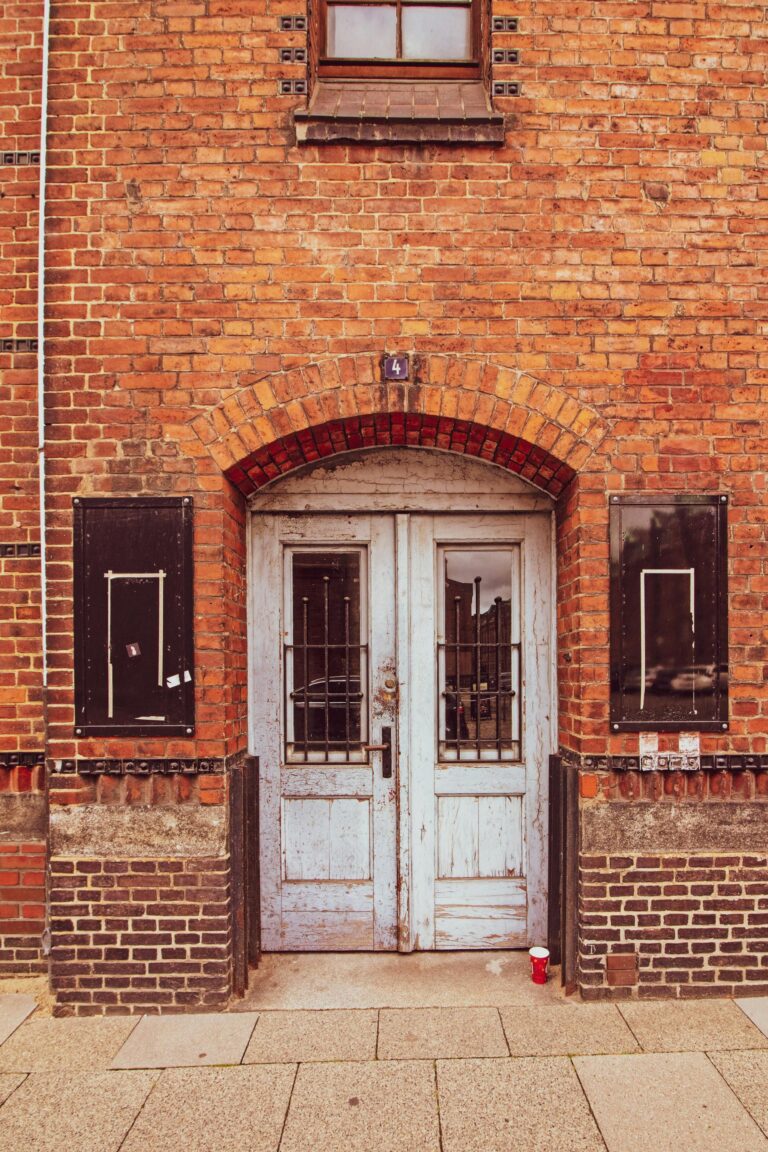 Die Dorfschule Meuro wurde mit der Dorfgemeinschaft renoviert und zum COmmunity Center umgebaut. Foto von Julia Fuchs: https://www.pexels.com/de-de/foto/mauer-wand-tur-eingang-6615362/