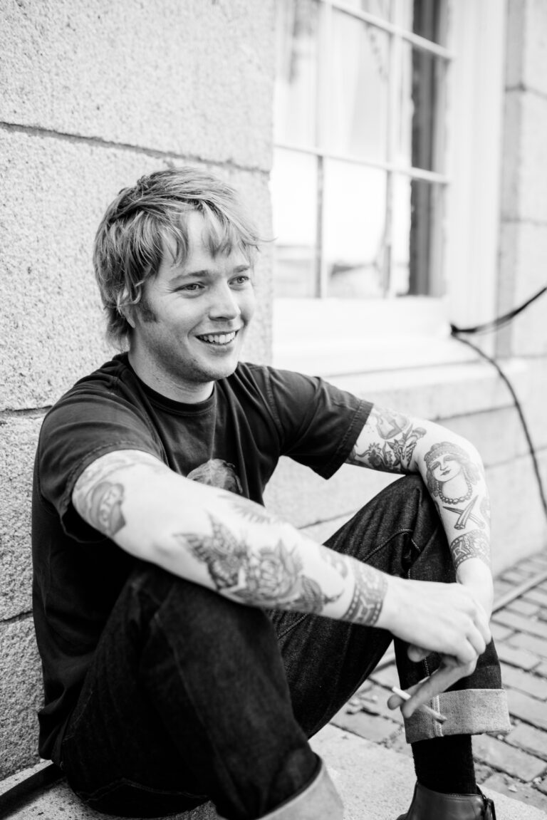 Grammy-Preisträger Billy Strings spendet 208 Gitarren an Schüler seiner ehemaligen Schule. Foto Jesse Faatz