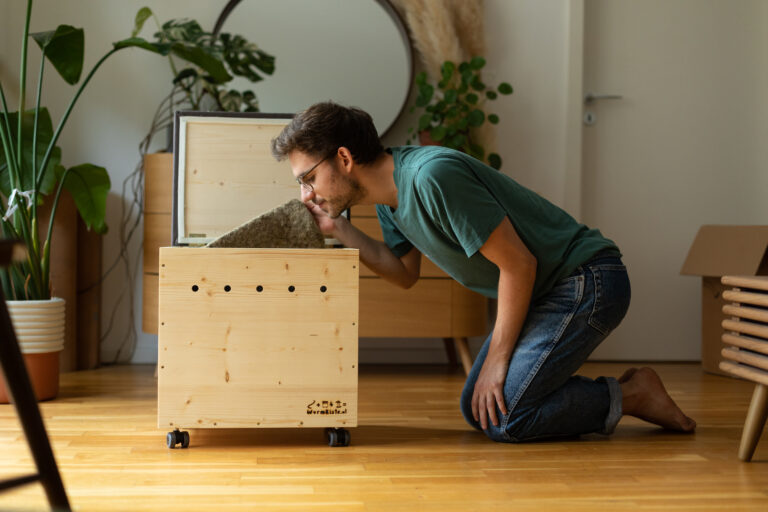 Gründer David Witzeneder von Wurmkiste.at beim riechen. :) Bild Wurmkiste.at