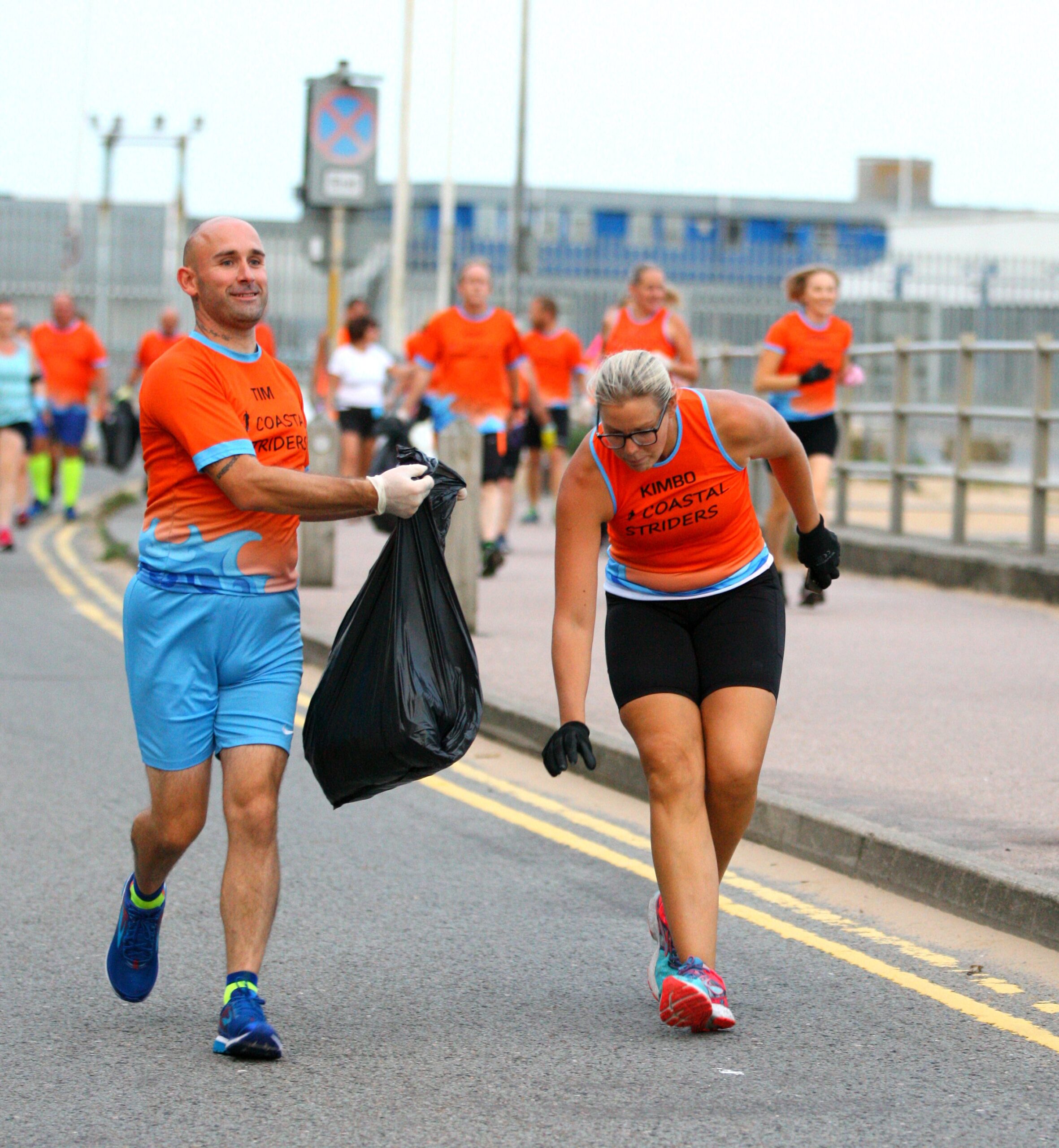 Ein Plogging Wettlauf - Joggen und Müll dabei aufsammenln. Bild Wikipedia.