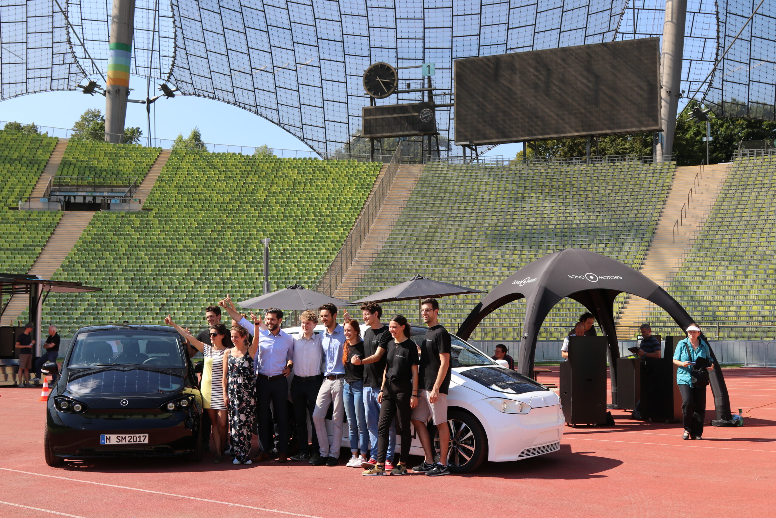 Der Sion von Sono Motors und das Team. Bild Wikipedia.