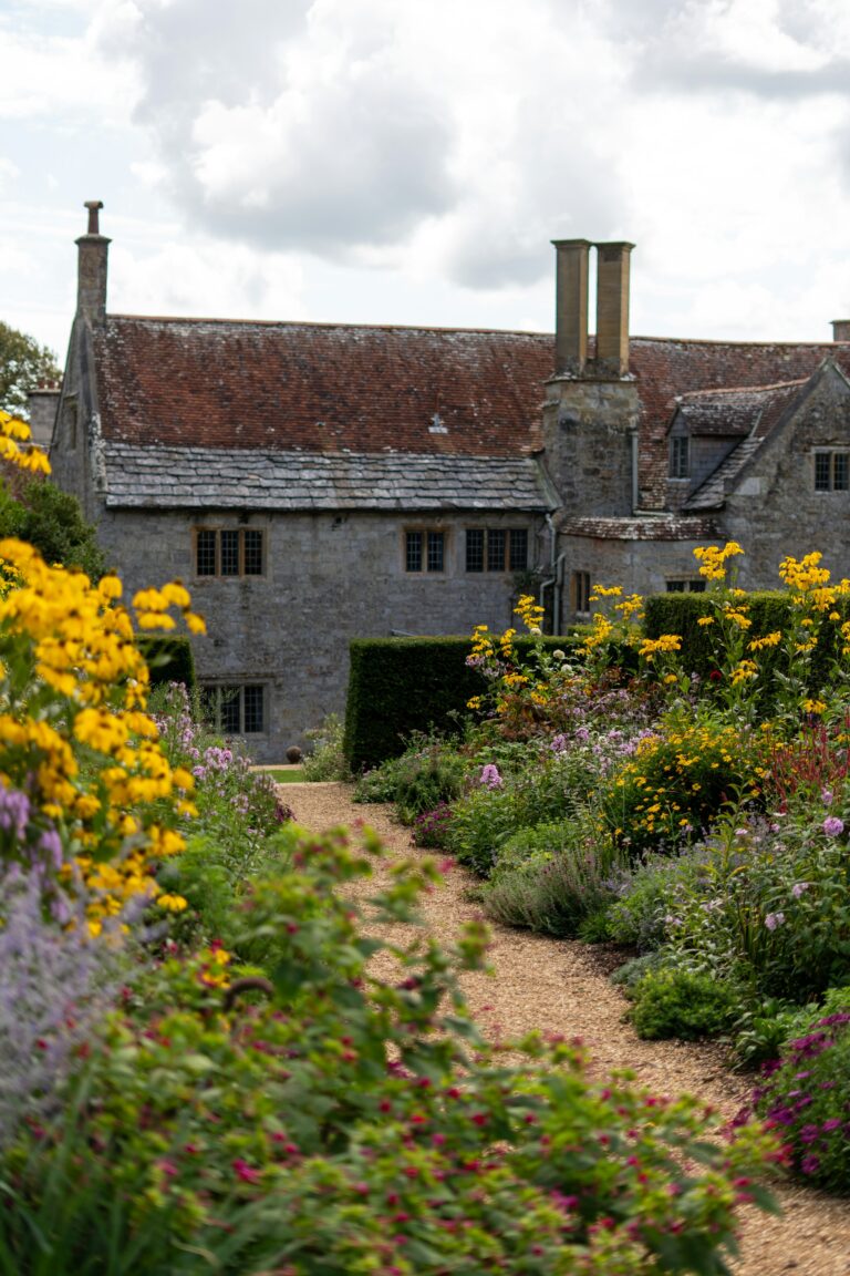 Englische Gärten sind oft in die Natur eingebunden. Foto von BEN ELLIOTT auf Unsplash