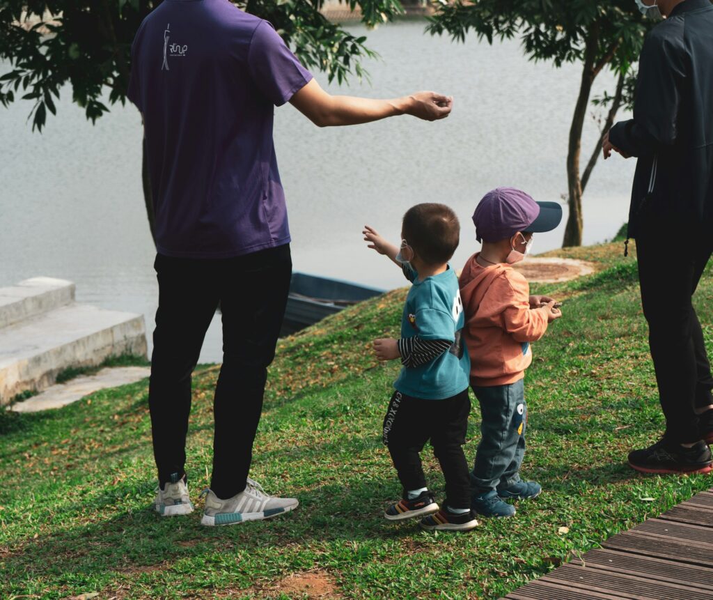 Eltern mit ihren Kindern vom Elternfoum Birmsdorf. Foto von <a href="https://unsplash.com/de/@loegunntunghok?utm_source=unsplash&utm_medium=referral&utm_content=creditCopyText">Loegunn Lai</a> auf <a href="https://unsplash.com/de/fotos/mann-in-blauem-rundhals-t-shirt-und-schwarzer-hose-halt-madchen-in-orangefarbenem-t-shirt-22NglpPpB1k?utm_source=unsplash&utm_medium=referral&utm_content=creditCopyText">Unsplash</a> 