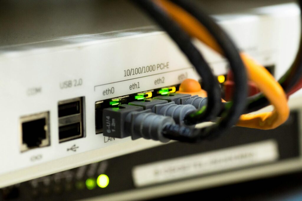 Man braucht kein W-LAn, man kann Internet auch mit LAN-Kabeln nutzen.