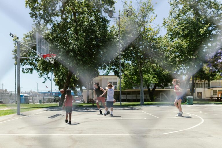 KiezVorbilder war ein Projekt in Berlin, dass Teenager und Kinder untestützen wollte. Foto von RDNE Stock project: https://www.pexels.com/de-de/foto/spielen-spiel-kinder-basketball-8337276/