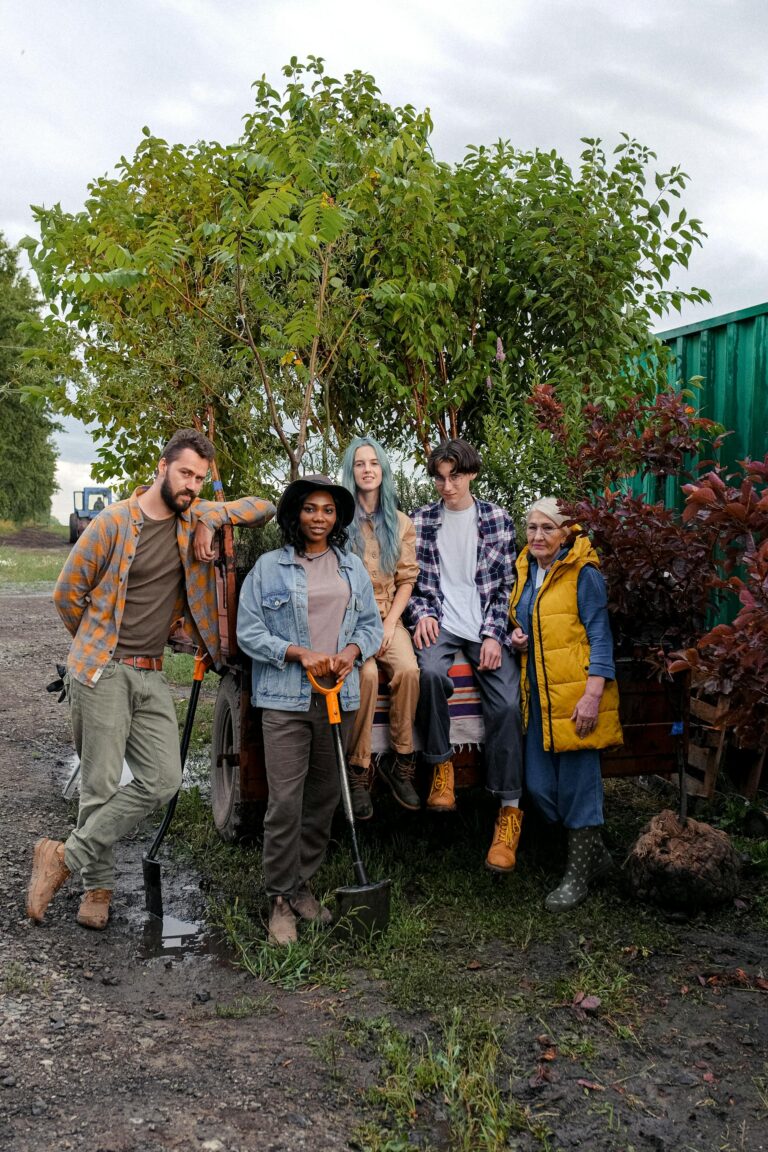Bei der solidarischen landwirtschaft arbeitet man mit dem landwirt zusammen. Foto von Anna Shvets: https://www.pexels.com/de-de/foto/freunde-manner-frauen-sitzung-5029769/