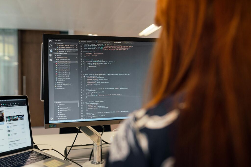 FragdenStaat hat viele Datenanalysten, die Informationen detailiert aufarbeiten. Bild Thisisengineering