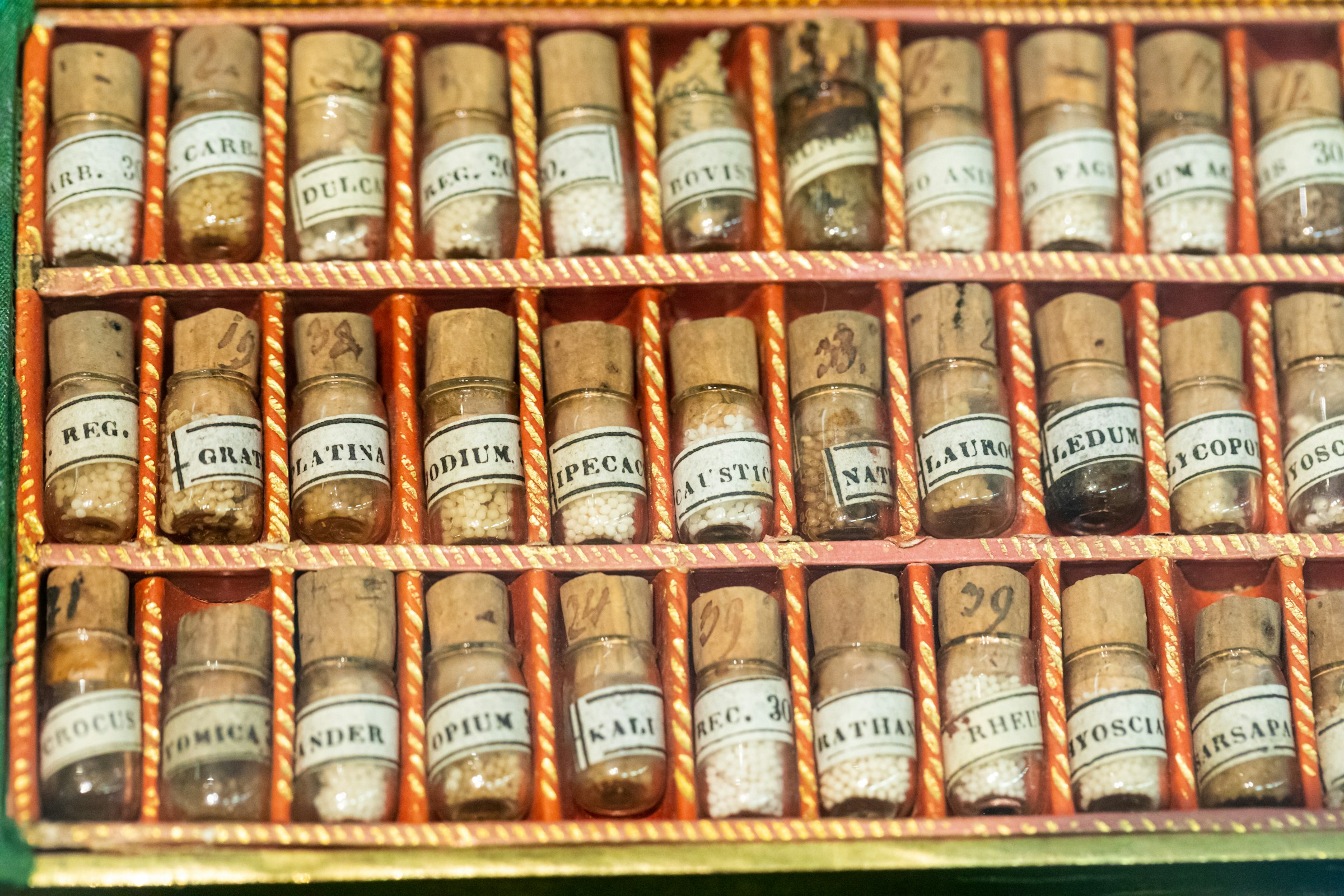 Alte Globuli Vials von vor über 100 Jahren. Nix drin, Pustekuchen.Foto von Zdeněk Macháček auf Unsplash