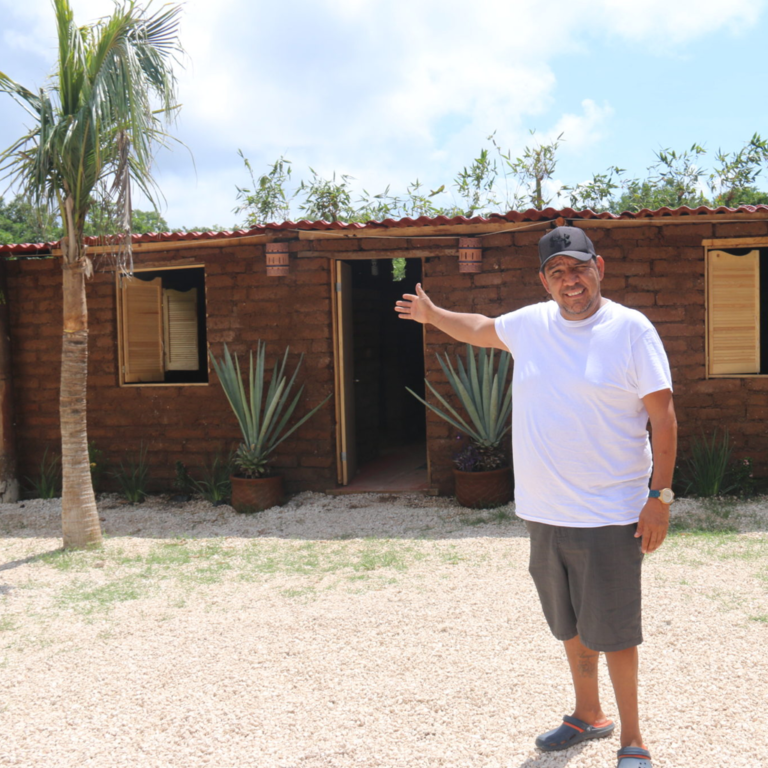 Omar hat das Haus seiner Grossmutter nachgebaut - Mit seinen Ziegeln aus Algen. Copyright Sakabricks.com.mx