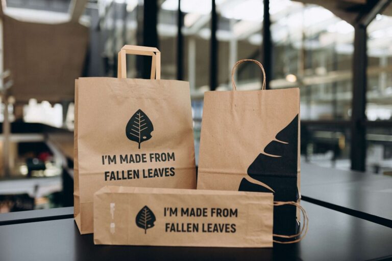 Valentyn Frechka, der Gründer von Releaf Paper, stellt aus Blätter Taschen her. Bild Releaf.