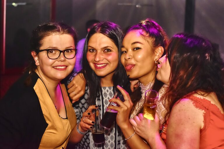 Mama geht tanzen (und papa ist zu hause). Foto von Kwami Fattah Al Sissi auf Unsplash