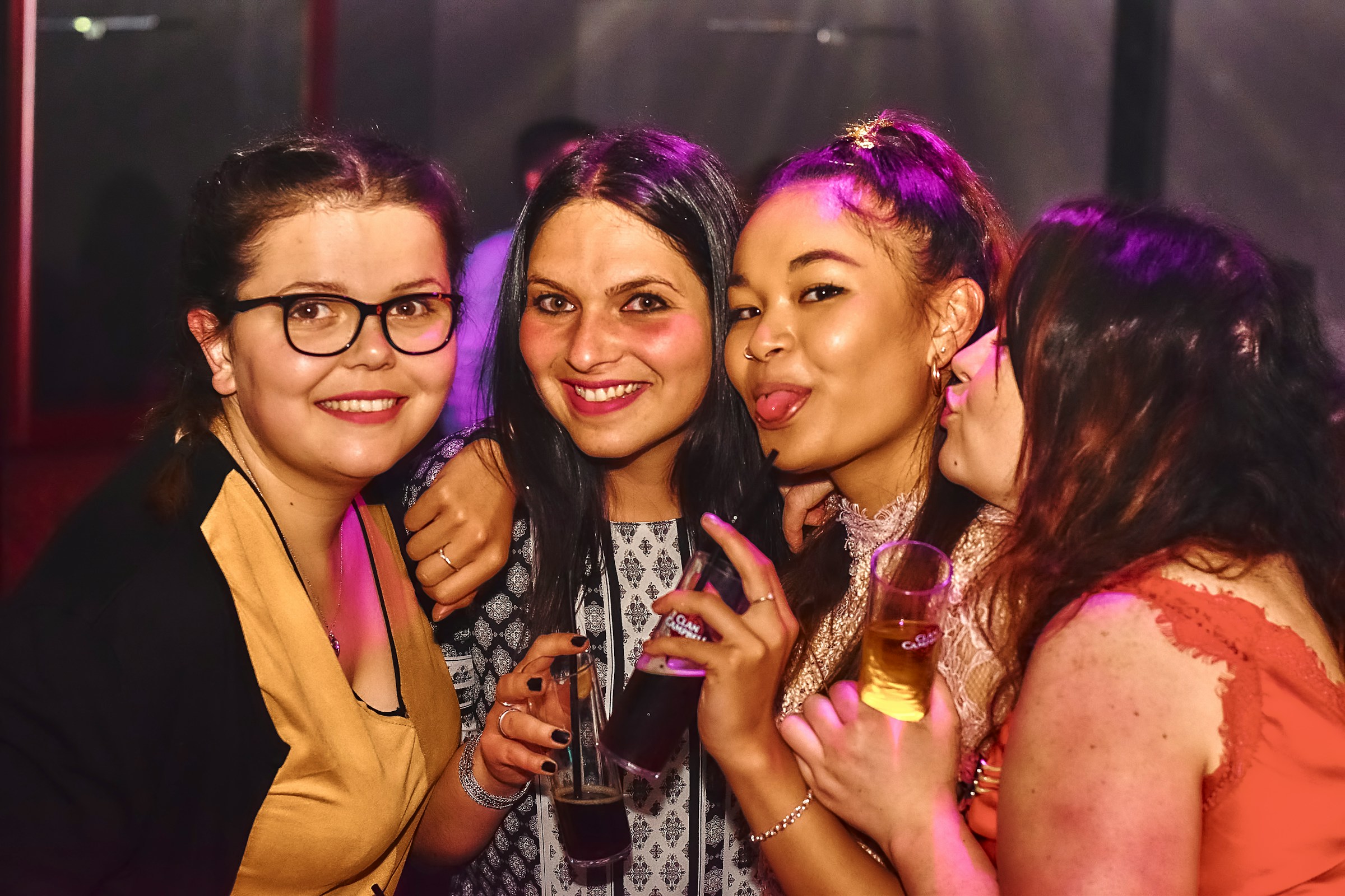 Mama geht tanzen (und papa ist zu hause). Foto von Kwami Fattah Al Sissi auf Unsplash