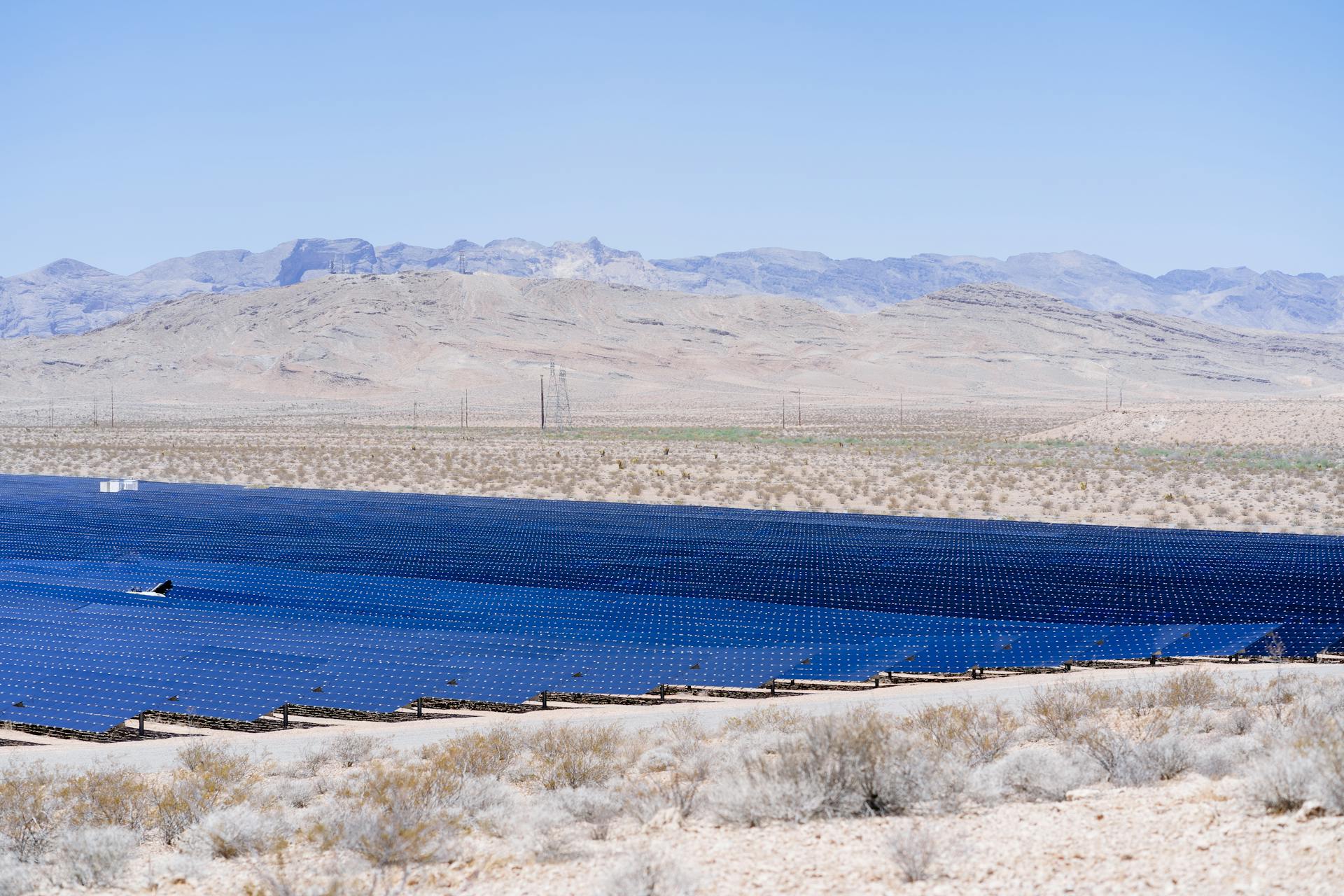 Solar panels in the Desert Foto von Deane Bayas: https://www.pexels.com/de-de/foto/landschaft-wuste-erneuerbare-energie-saubere-energie-13627641/