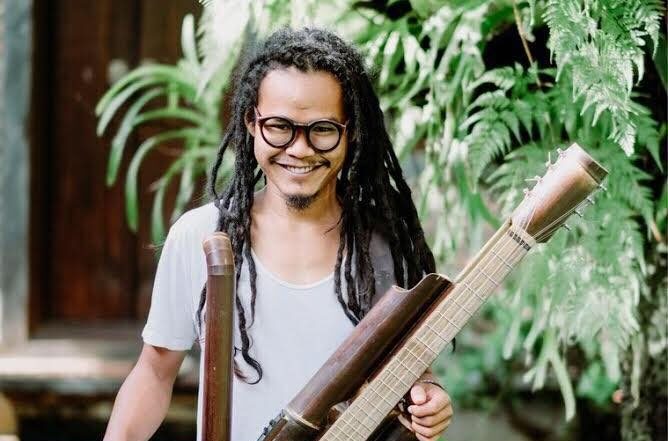 Rizal Hadi is a multi-instrumentalist,Singer-Songwriter, Instrument Builder, and Music Producer.