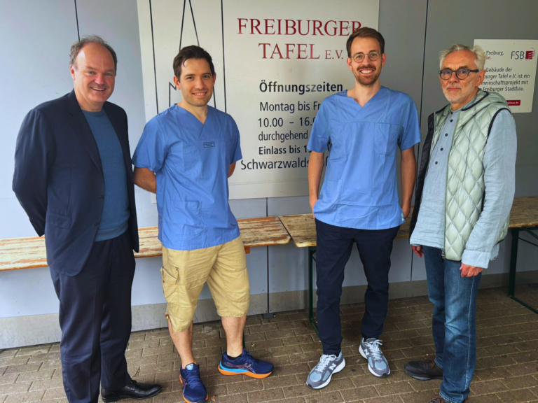 Bild: Prof. Dr. Dirk Westermann (1. v. l.) und Hans-Herbert Weyer (1. v. r.) leiten das Projekt bei der Freiburger Tafel; jeweils zwei ärztliche Mitarbeiter*innen der Klinik für Kardiologie und Angiologie des Universitätsklinikums Freiburg führen die Untersuchungen durch.