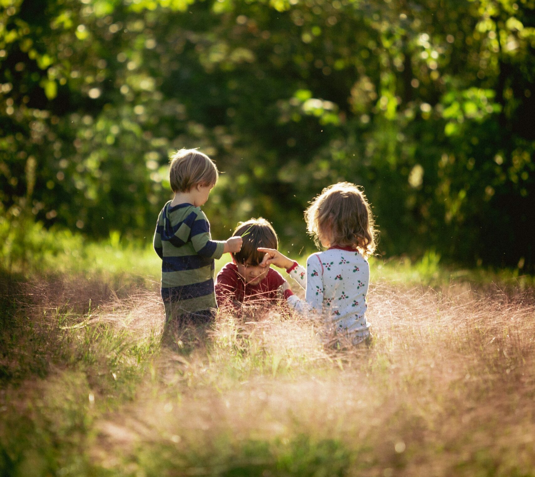 Kinder strömern im Garten vom Natur-Kita Projekt "Wir gehen raus" in Gera. Foto von Laura Ohlman auf Unsplash
