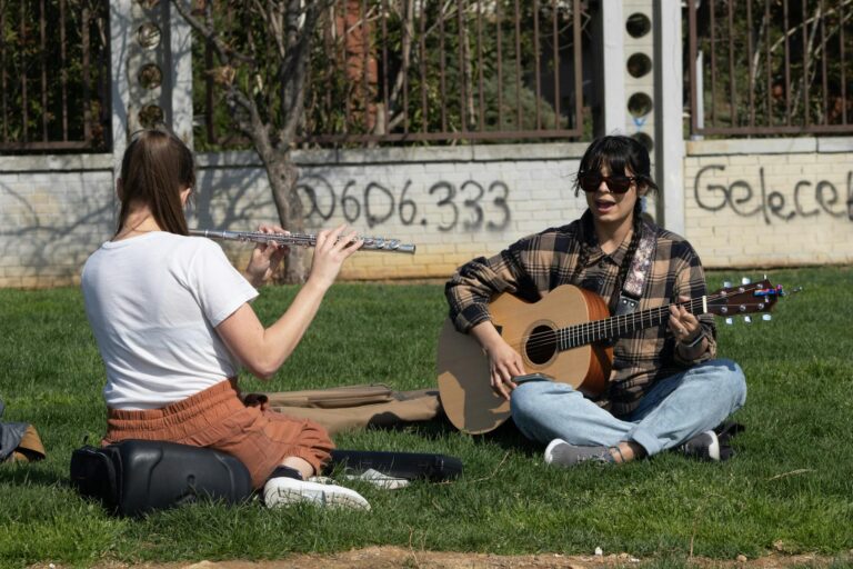 Ensemble unterwegs im Park beim üben. Musterbild. Foto von Murat IŞIK: https://www.pexels.com/de-de/foto/sonnenbrille-frauen-sitzung-sitzen-16071967/