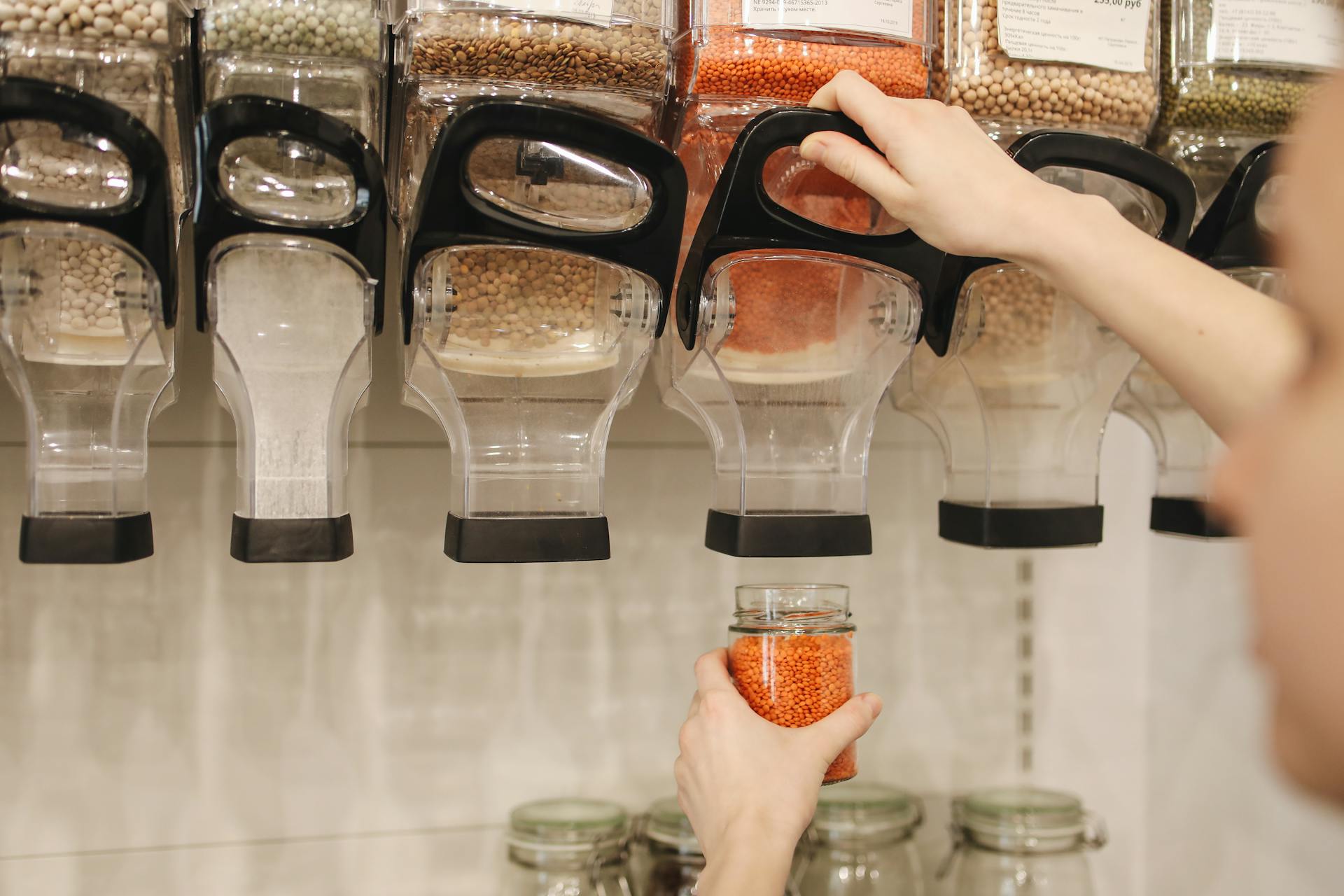 Unverpackt Coop Hamsterbacke e.V. mit Lebensmittelspendern. Foto von Polina Tankilevitch: https://www.pexels.com/de-de/foto/person-die-im-laden-einkauft-3735179/