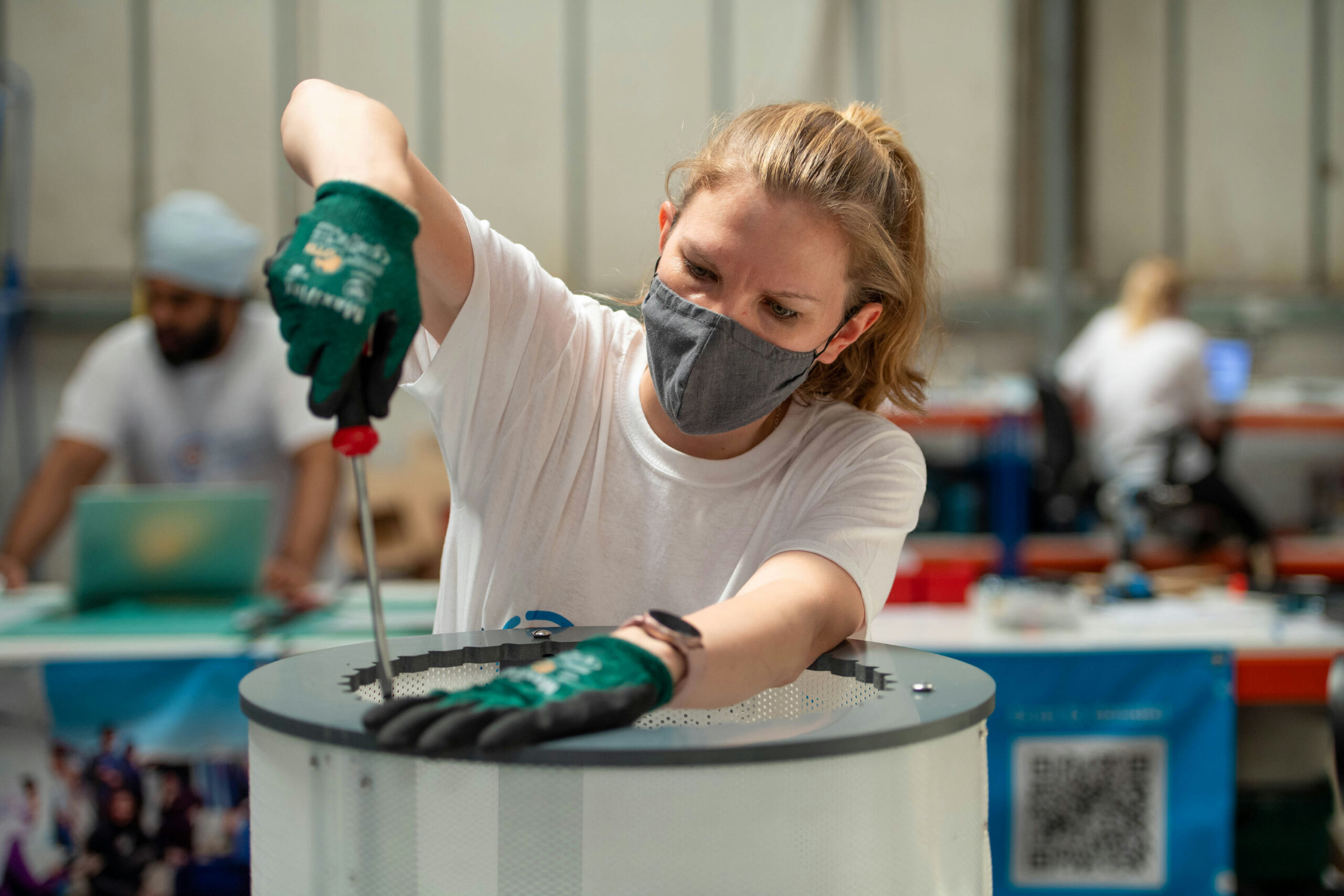 Du kannst zum Beispiel mithelfen beim Zusammebauen der Waschmaschinen. Bild: www.thewashingmachineproject.org