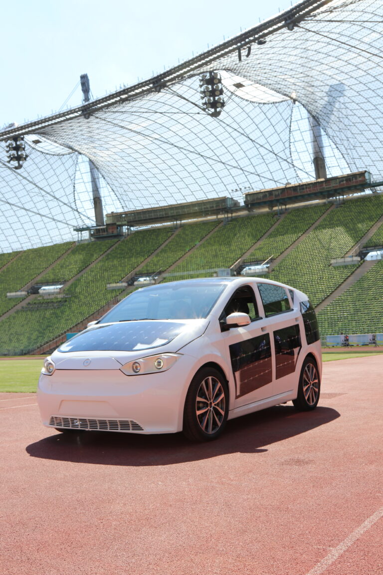 Ähnlich wie bei dem Sion werden Solarpanels an LKW's aussen angebracht. Bild Wikipedia