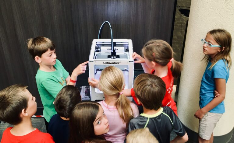 Einen Makerspace gründen wäre eine Lösung um Kinder für Technik zu begeistern.