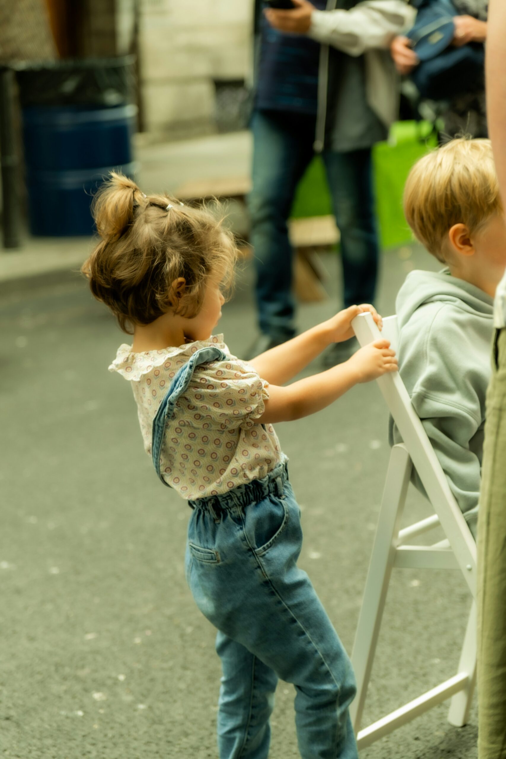 Spielgruppen oder Krabbelgruppen für Eltern und Kinder kann man einfach gründen. Foto von atelierbyvineeth ... auf Unsplash
