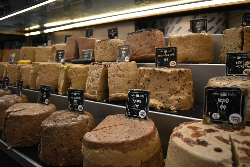 Handgefertigte Bergkäsesorten sind auch Teil von Foto von Slow Food Presidia. <a href="https://unsplash.com/de/@ilaohana?utm_source=unsplash&utm_medium=referral&utm_content=creditCopyText">Ilanit Ohana</a> auf <a href="https://unsplash.com/de/fotos/eine-vitrine-gefullt-mit-vielen-verschiedenen-arten-von-kuchen-RtYp28BgJ28?utm_source=unsplash&utm_medium=referral&utm_content=creditCopyText">Unsplash</a>