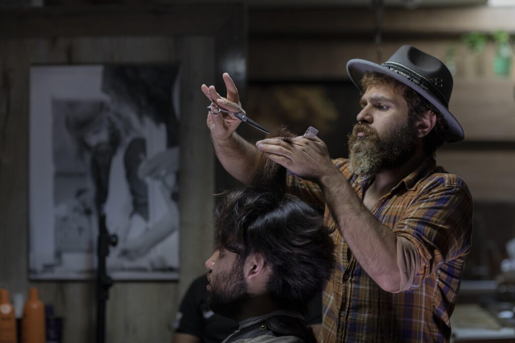 Barber Angels Brotherhood e.v. hilft Obdachlosen Haare geschnitten zu bekommen. Bild Image by mostafa meraji