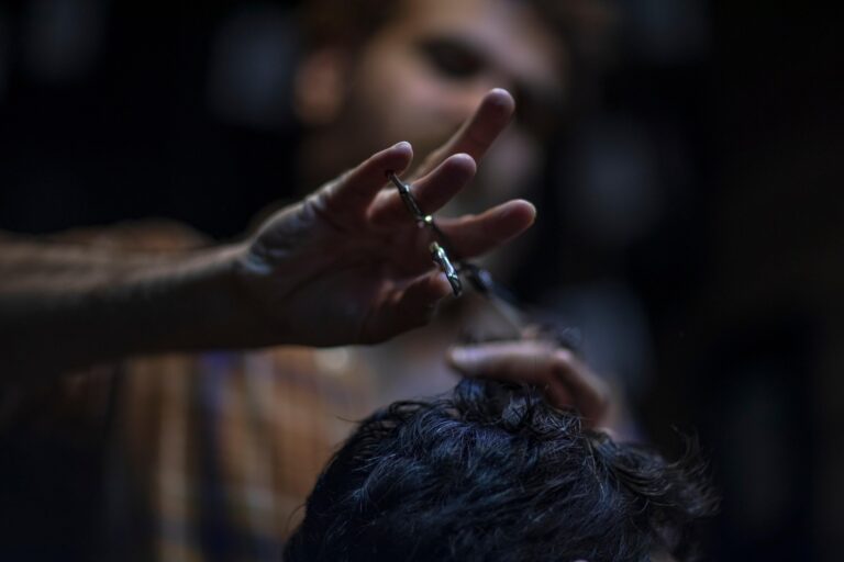 Barber Angels Brotherhood e.v. hilft Obdachlosen Haare geschnitten zu bekommen. Image by mostafa meraji from Pixabay