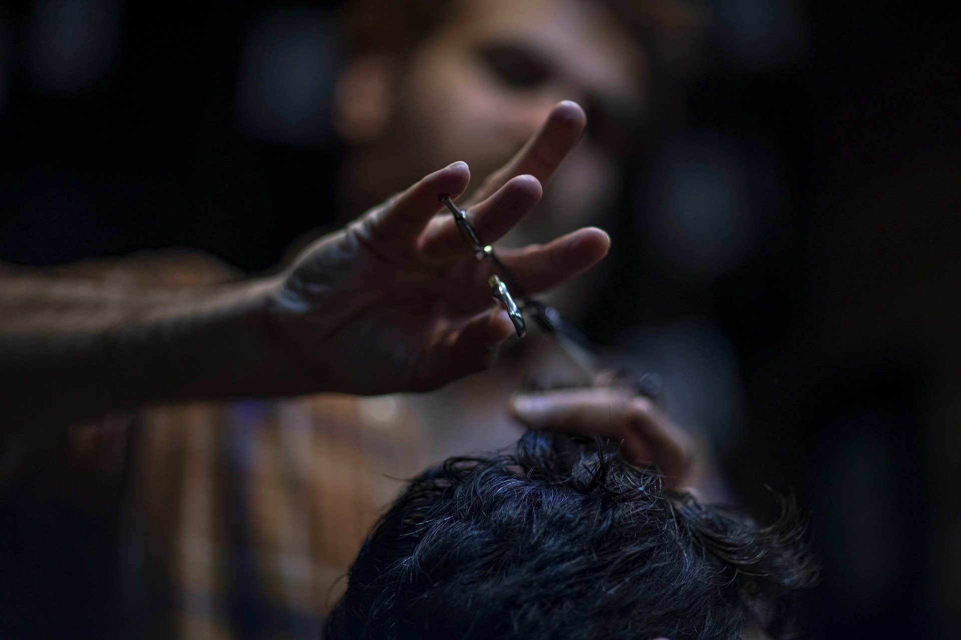 Barber Angels Brotherhood e.v. hilft Obdachlosen Haare geschnitten zu bekommen. Image by mostafa meraji from Pixabay