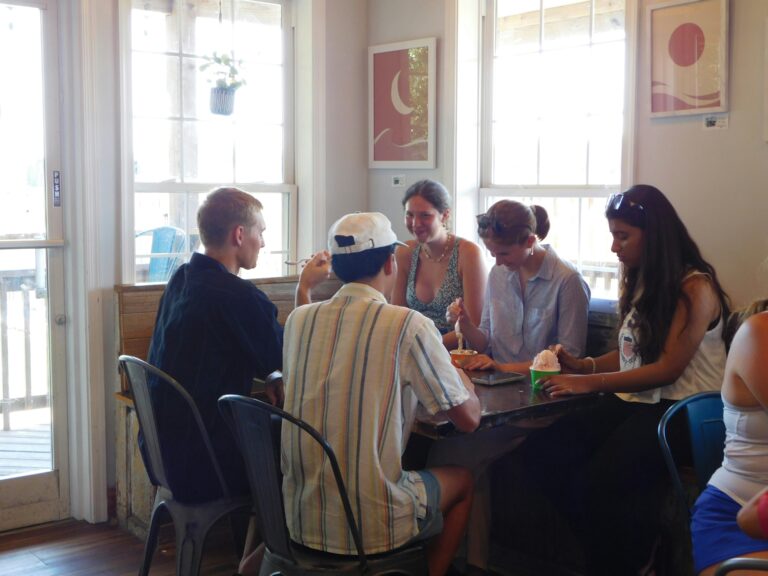 Eine Gründung einer Kooperative beginnt oft in einem Cafe wie diesem. Foto von Patrick Marion auf Unsplash