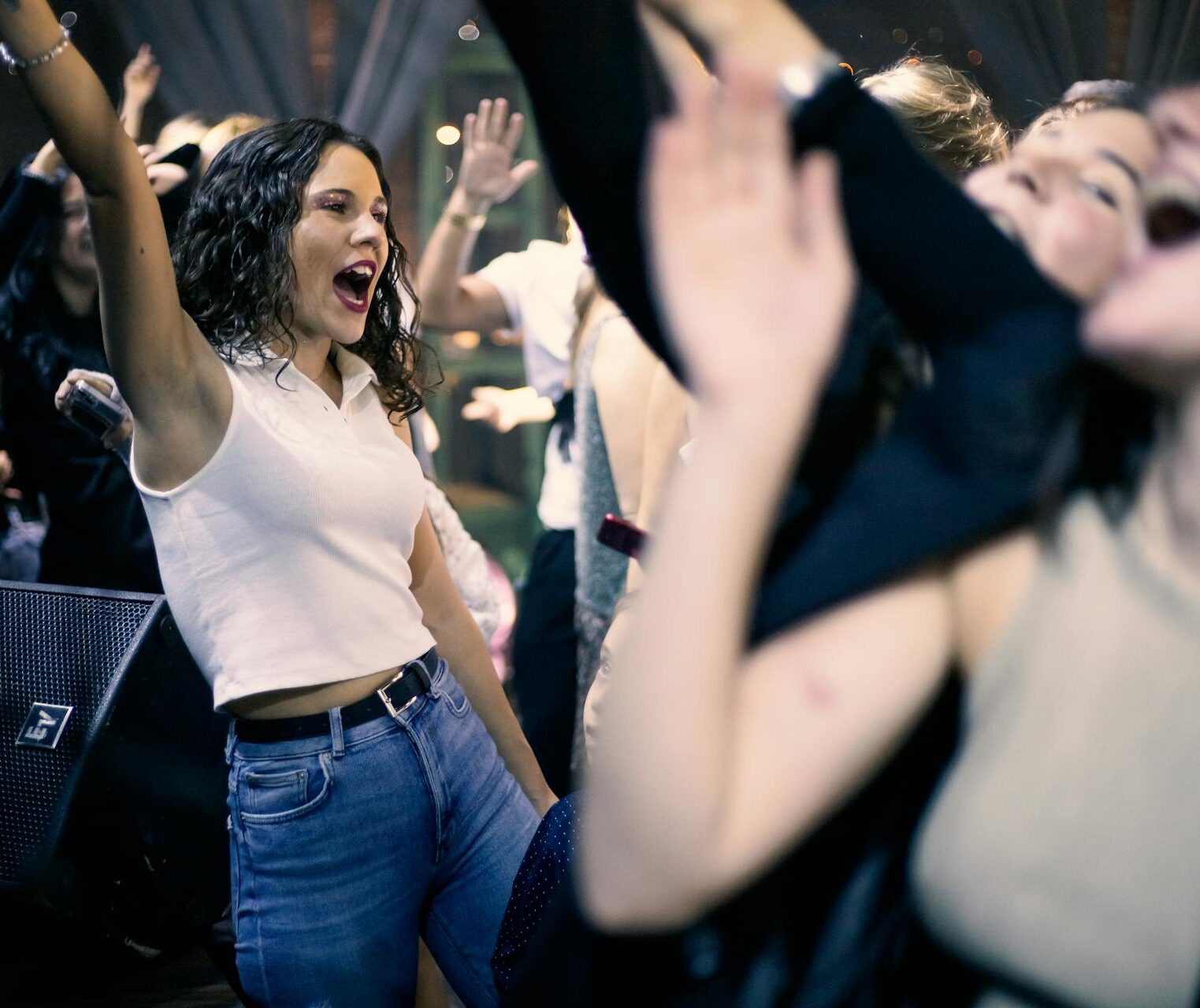 Bei Mama geht tanzen geht die Post ab. Foto von QVEVRI TBILISI : https://www.pexels.com/de-de/foto/menschen-frau-party-musik-18704218/