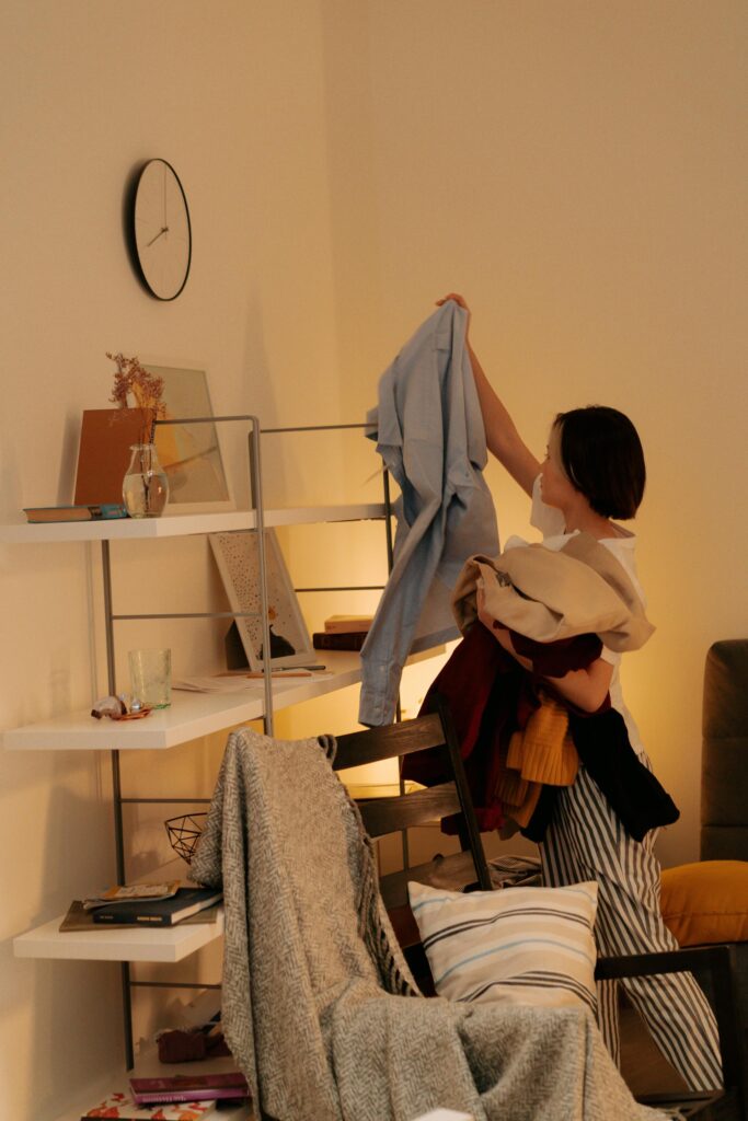 Alle paar Wochen durch alle seine Ecken zu gehen kann auch sehr befreiend sein. Foto von cottonbro studio: https://www.pexels.com/de-de/foto/person-frau-schlafzimmer-kleider-7703297/