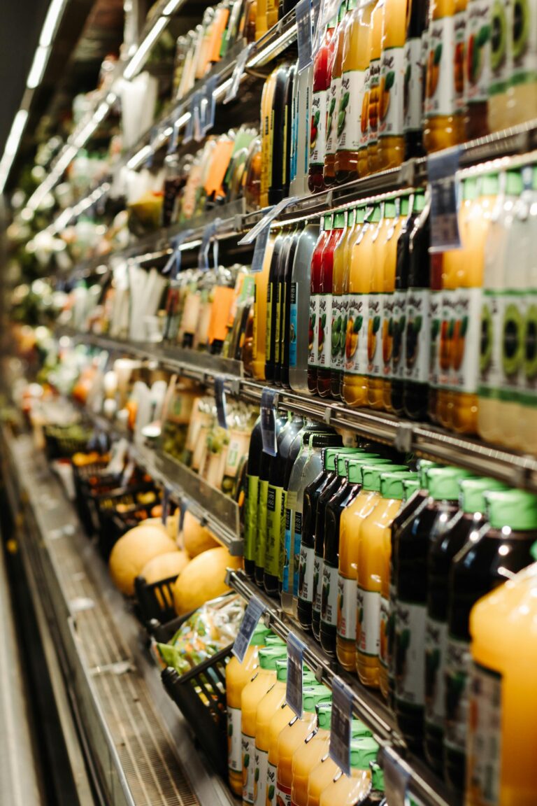 Bei Edeka arbeitet man aktiv daran lokale Produkte anzubieten. Foto von Eduardo Soares: https://www.pexels.com/de-de/foto/flaschen-innen-lebensmittelgeschaft-supermarkt-5498218/