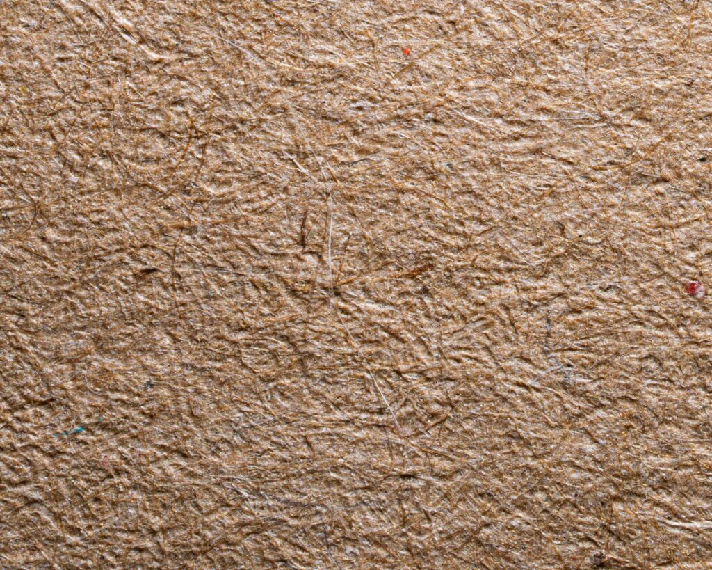 Papier kann man aus Blättern selbstherstellen - auch wenn Sie nicht so hell sind. Foto von frank minjarez: https://www.pexels.com/de-de/foto/hintergrund-aus-strukturiertem-braunem-recyclingpapier-36119288/