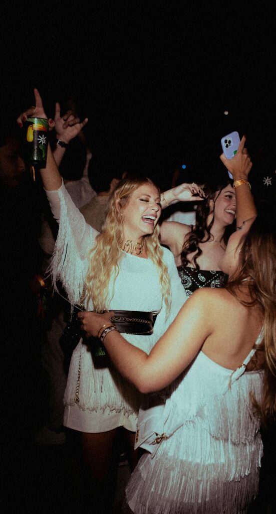 Von 20.00h bis 23.00h geht die Post ab. Foto von Isabella Mendes: https://www.pexels.com/de-de/foto/mann-menschen-frauen-party-19551012/