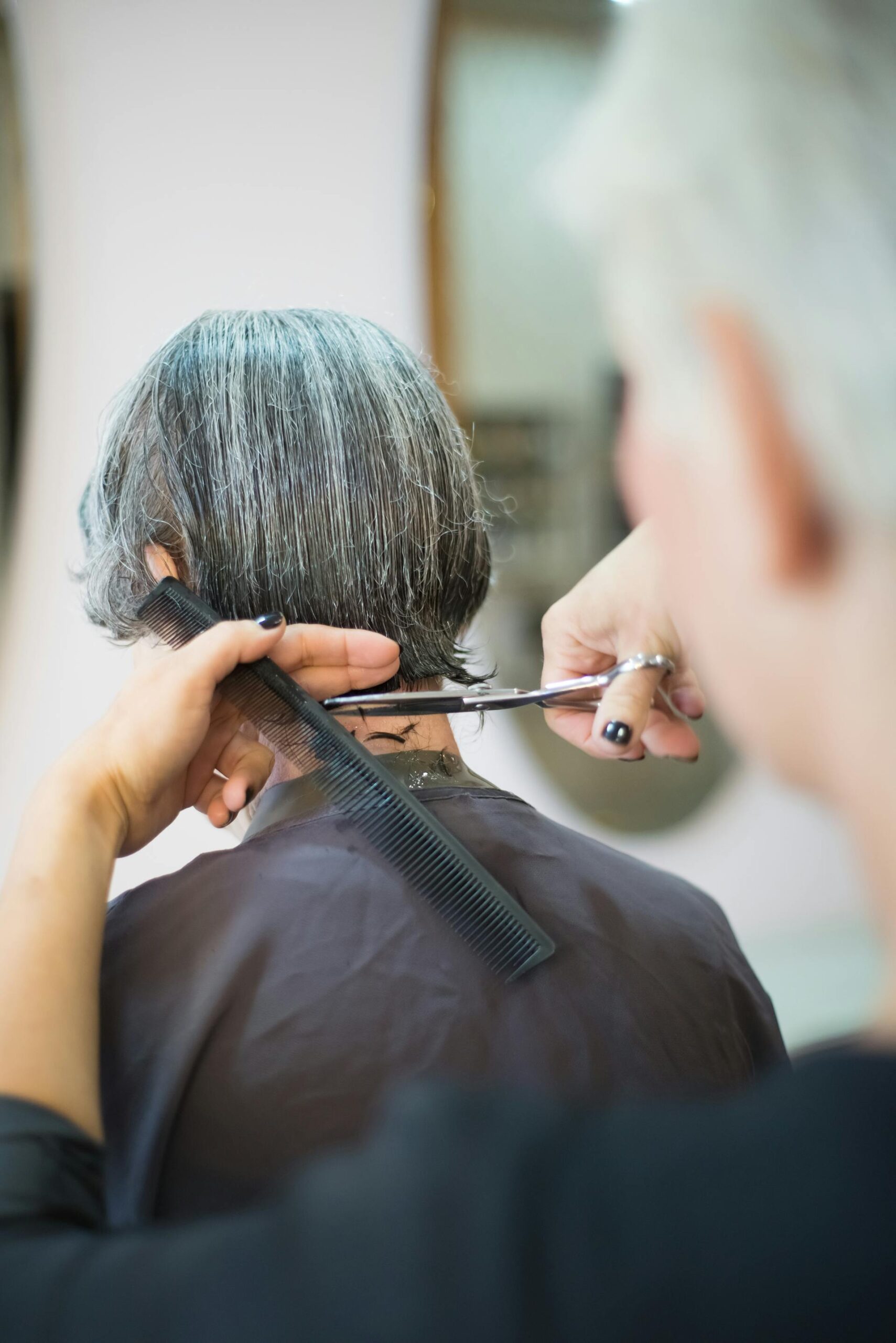 Ein Haarschnitt dauert nicht lange und kann das Leben eines Menschen komplett verändern. Bild: Kampus.