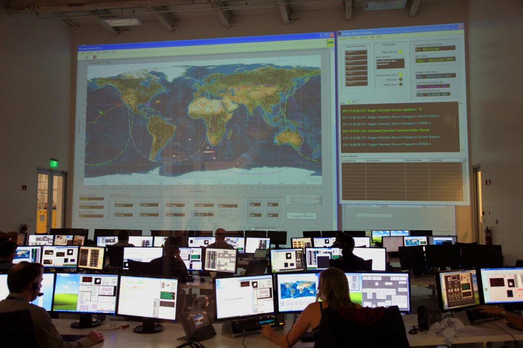 Ein mapathon kann zu Hause im Wohnzimmer am Fernseher stattfinden. Bild SpaceX.