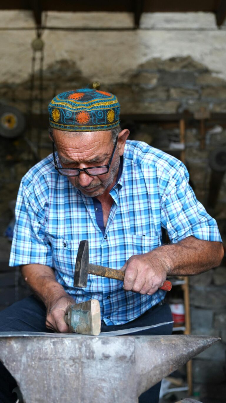 Ein Arbeiter konzentriert bei der Arbeit. Foto von Tahir Xəlfəquliyev: https://www.pexels.com/de-de/foto/33317438/