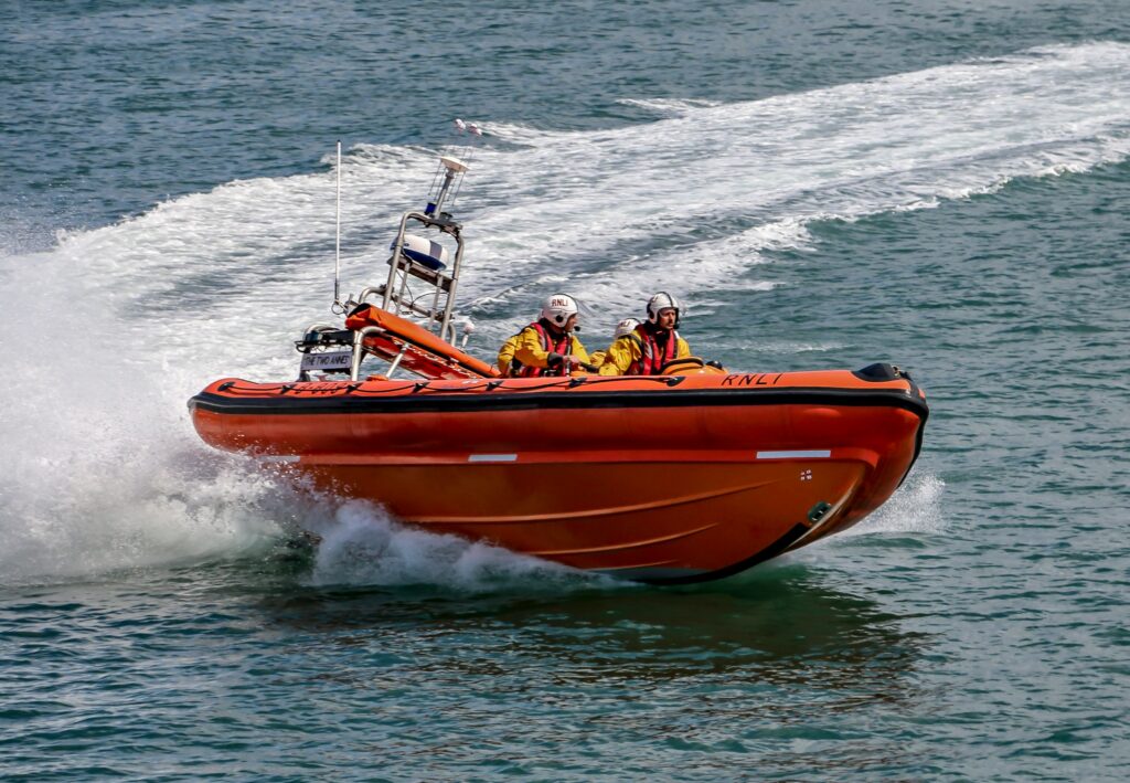 Als Sea ranger muss man auch einmal in Schlauchboote fahren. Foto von <a href="https://unsplash.com/de/@raymondo600?utm_source=unsplash&utm_medium=referral&utm_content=creditCopyText">Ray Harrington</a> auf <a href="https://unsplash.com/de/fotos/menschen-die-tagsuber-ein-orangefarbenes-und-weisses-boot-auf-see-fahren-Ja3IsLM9Mzw?utm_source=unsplash&utm_medium=referral&utm_content=creditCopyText">Unsplash</a>