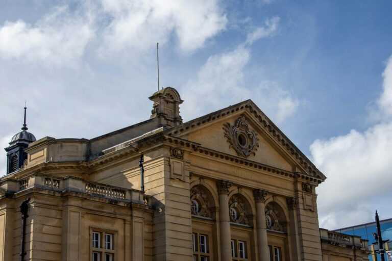 Eine Anfrage zum Informationsfreiheitsgesetz muss man in der Behörde stellen. Foto von Richard Bell auf Unsplash