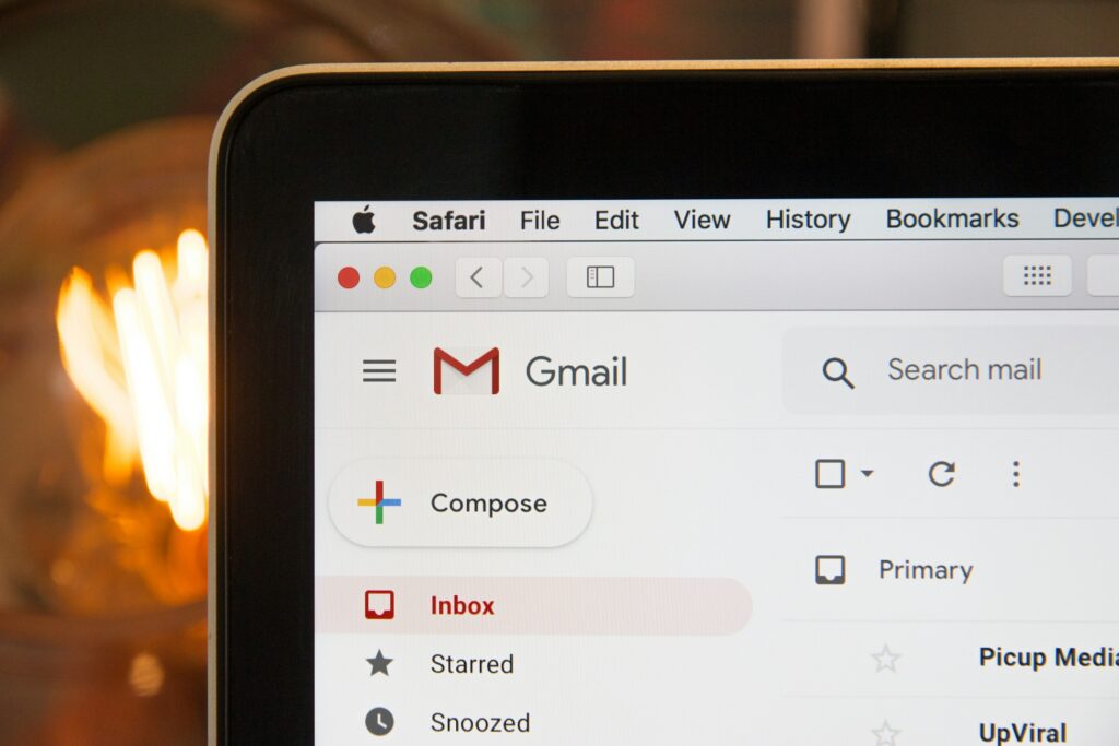 Wer etwas wissen will, muss einfach nur ein email schreiben. Bild Stephen Phillips