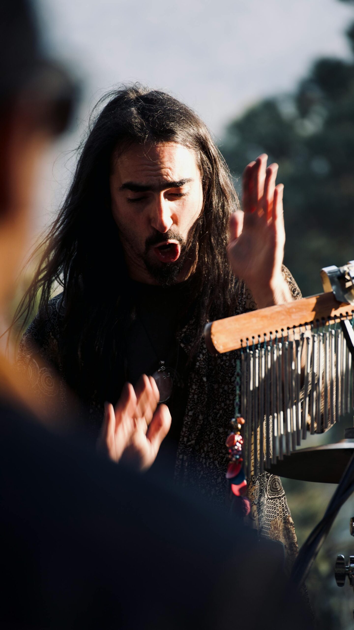 Geld verdienen mit singen in der Strasse oder um ein Bett zu bekommen. Foto von ἐμμανυελ : https://www.pexels.com/de-de/foto/mann-festival-musiker-konzert-20862394/