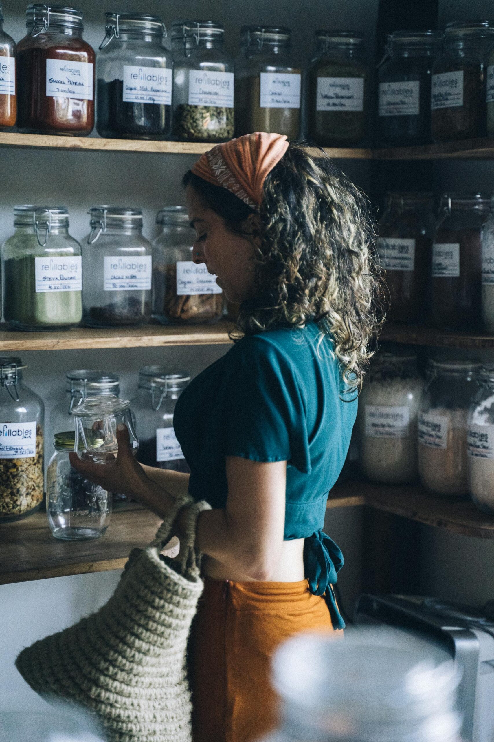 Einen Unverpacktladen zu gründen braucht etwas Organisation. Foto von Anna Tarazevich: https://www.pexels.com/de-de/foto/frau-im-blauen-crop-top-das-klares-glas-halt-7772027/