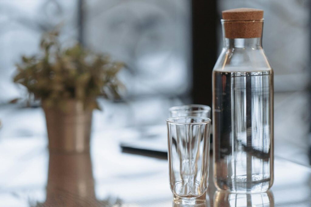 Trinkwasser kann ganz einfach in Glaskaraffen abgefüllt werden. 